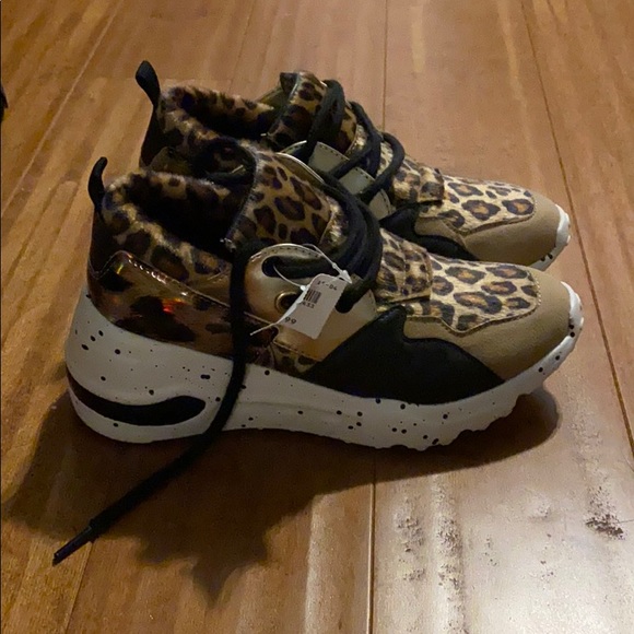 NWT Women’s leopard print sneaker - Picture 2 of 2